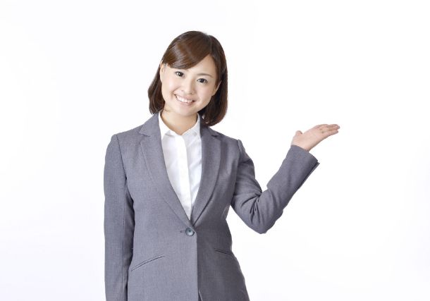 紹介をするスーツの女性