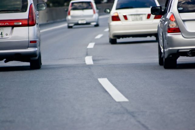 道路を走る車