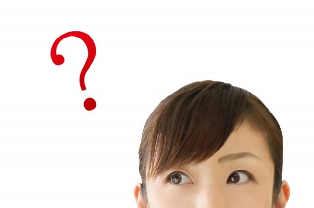 女性の目元とクエスチョンマーク